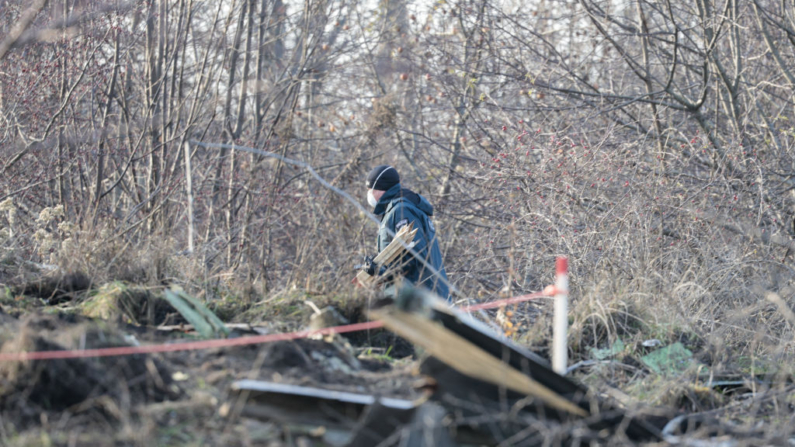 La policía lituana registra el área donde un avión de carga de DHL se estrelló cerca del aeropuerto internacional de Vilnius el 25 de noviembre de 2024. (Petras Malukas/AFP vía Getty Images)