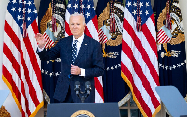 El presidente Joe Biden hace un gesto después de dirigirse a la nación desde el jardín de rosas de la Casa Blanca, en Washington, el 7 de noviembre de 2024. (Saul Loeb/AFP vía Getty Images)