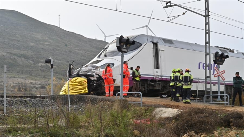 Un tren Alvia ha colisionado el 26 de noviembre de 2024 contra un turismo en un paso a nivel en Husillos (Palencia) causando la muerte de al menos dos personas, que eran trabajadores de las obras del AVE, de nacionalidad portuguesa, y que viajaban en el vehículo afectado. EFE/ Almudena Álvarez