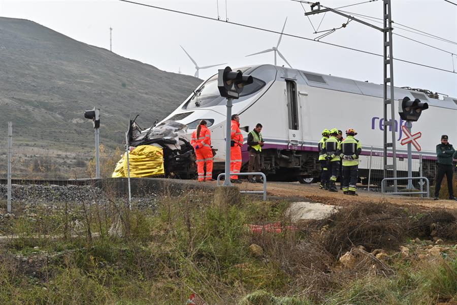 Dos muertos tras chocar un tren con un coche en paso a nivel en España