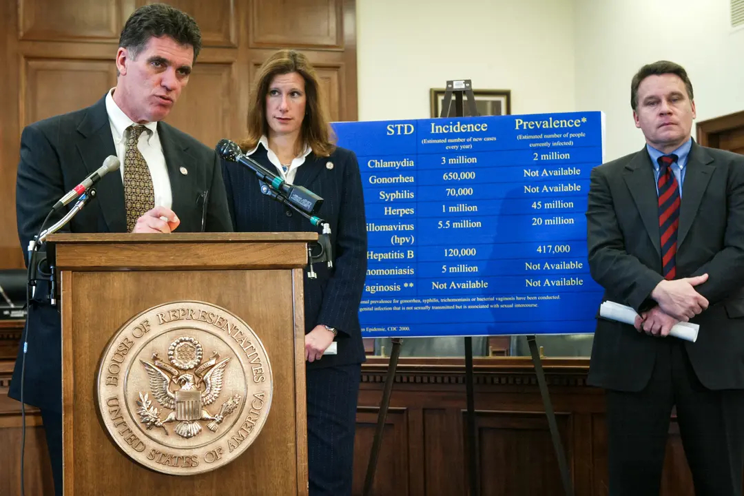 El representante Dave Weldon ( R-Fla.) (L) habla mientras la representante Melissa Hart (R-Pa.) y el representante Chris Smith (R-N.J.) escuchan durante una rueda de prensa en el Capitolio el 28 de enero de 2004. (Alex Wong/Getty Images)