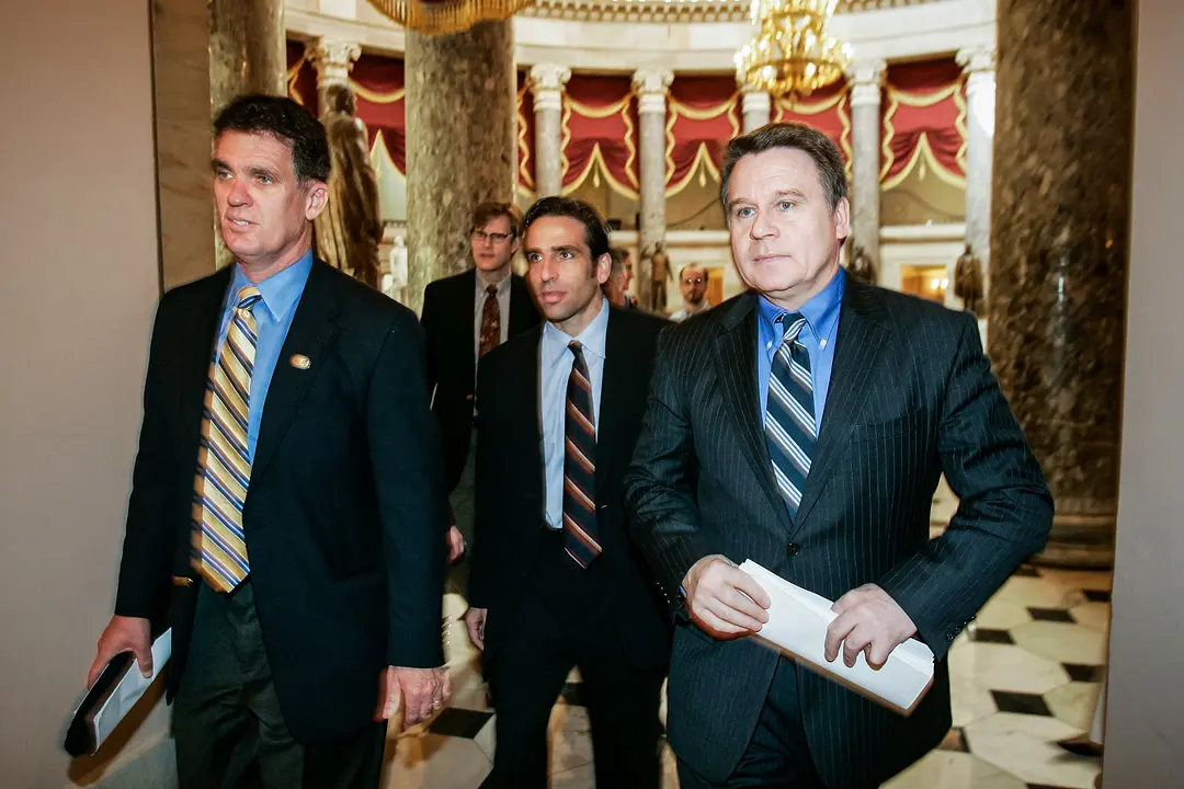 El representante Dave Weldon ( R-Fla.) (I) y el representante Chris Smith (R-N.J.) (D) caminan con el hermano de la paciente con daño cerebral Terri Schiavo, Bobby Schindler (C), mientras tratan de restaurar el tubo de alimentación de Schiavo, en el Capitolio de EE. UU. el 20 de marzo de 2005. (Alex Wong/Getty Images)