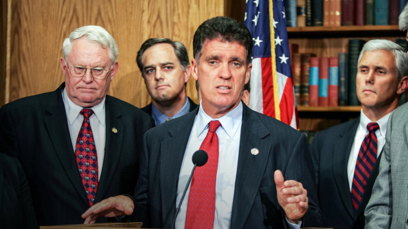 El representante Dave Weldon (R-Fla.) habla durante una rueda de prensa en Washington el 24 de mayo de 2005. (Joe Raedle/Getty Images)