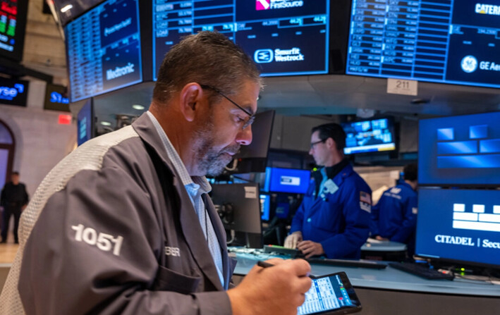 Traders trabajan en el piso de la Bolsa de Valores de Nueva York, en la ciudad de Nueva York, el 22 de octubre de 2024. (Spencer Platt/Getty Images)