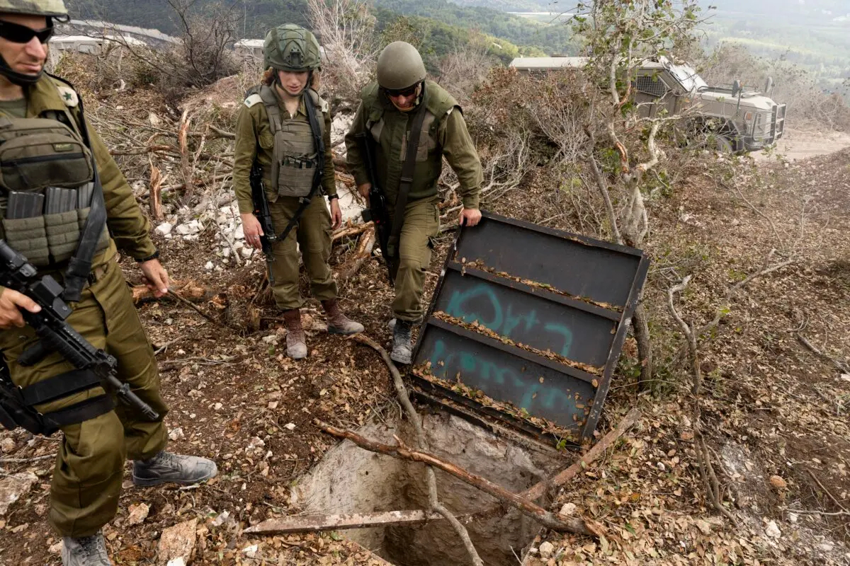 Soldados israelíes inspeccionan un túnel de posición de ataque de Hezbolá encontrado durante la operación según las tropas del ejército durante una gira de medios incorporados de las FDI a la zona de operaciones del sur del Líbano, cerca de Naqoura, Líbano, el 13 de octubre de 2024. (Amir Levy/Getty Images)