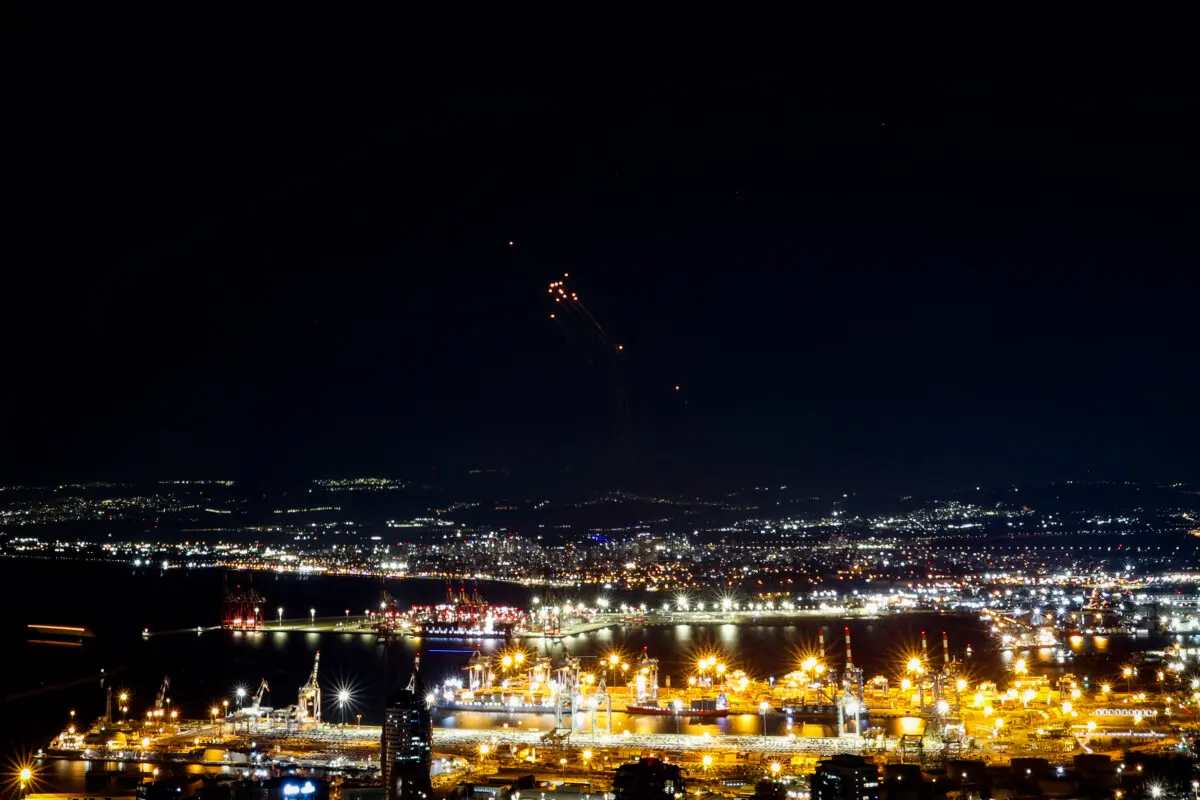 Cohetes disparados desde el sur de Líbano son interceptados por el sistema de defensa antiaérea israelí Cúpula de Hierro, visto desde Haifa, en el norte de Israel, el 24 de septiembre de 2024. (Jack Guez/AFP vía Getty Images)