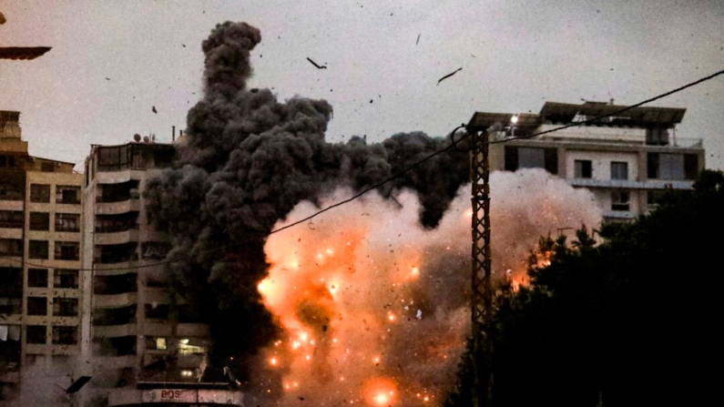 Una bola de fuego sale del lugar de un ataque aéreo israelí dirigido contra la zona de Tayouneh, en los suburbios del sur de Beirut, el 25 de noviembre de 2024, (Foto de -/AFP via Getty Images)