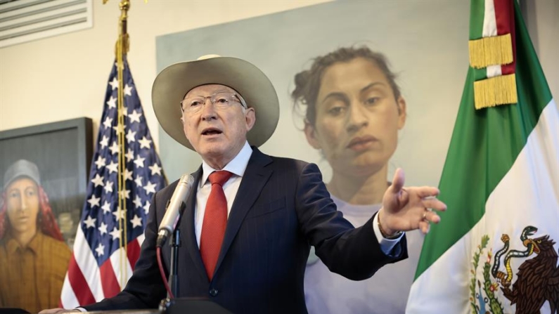 El embajador de Estados Unidos en México, Ken Salazar, habla el 26 de noviembre de 2024 durante una rueda de prensa en la Ciudad de México (México). EFE/José Méndez