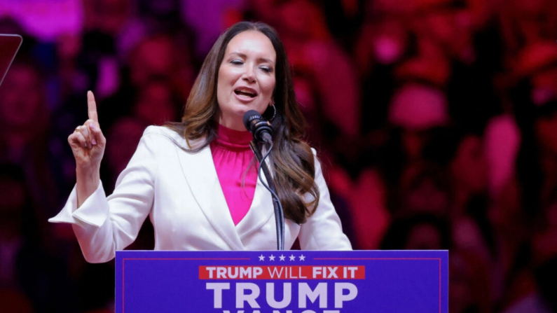 Brooke Rollins, presidenta y consejera delegada del America First Policy Institute, habla durante un mitin a favor del candidato presidencial republicano y expresidente Donald Trump en el Madison Square Garden de Nueva York el 27 de octubre de 2024. (Andrew Kelly/Reuters)