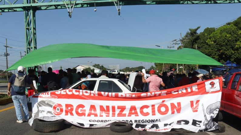 Maestros de la Coordinadora Nacional de Trabajadores de la Educación (CNTE) bloquean el 26 de noviembre de 2024 las principales carreteras del municipio de Tapachula, en Chiapas (México). EFE/ Juan Manuel Blanco