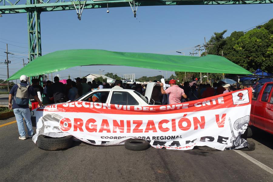 Maestros del sindicato disidente de México bloquean carreteras de la frontera sur