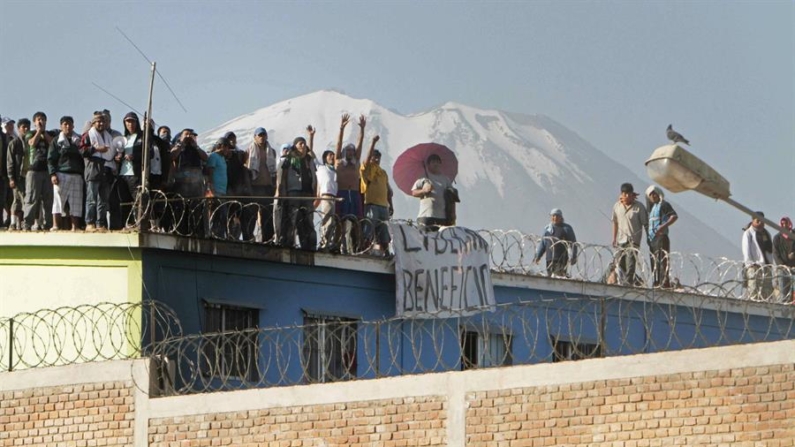 Imagen de archivo que muestra presos que permanecen amotinados en la cárcel peruana de Socabaya, en la región sureña de Arequipa. EFE/Fredy Salcedo