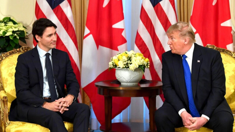 El presidente de Estados Unidos, Donald Trump (d), habla con el primer ministro de Canadá, Justin Trudeau, durante una reunión en Winfield House, Londres, el 3 de diciembre de 2019. (Nicholas KammAFP vía Getty Images(
