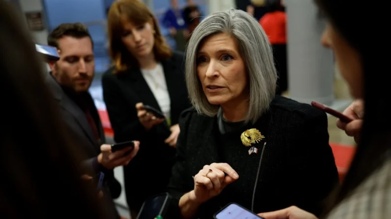 La senadora Joni Ernst (republicana de Iowa) habla con los periodistas mientras se dirige a un almuerzo del Senado en el Capitolio de EE.UU. el 19 de noviembre de 2024. (Kevin Dietsch/Getty Images)