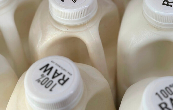 Botellas de leche cruda se exhiben para la venta en una tienda en Temecula, California, el miércoles 8 de mayo de 2024. (JoNel Aleccia/Foto AP).