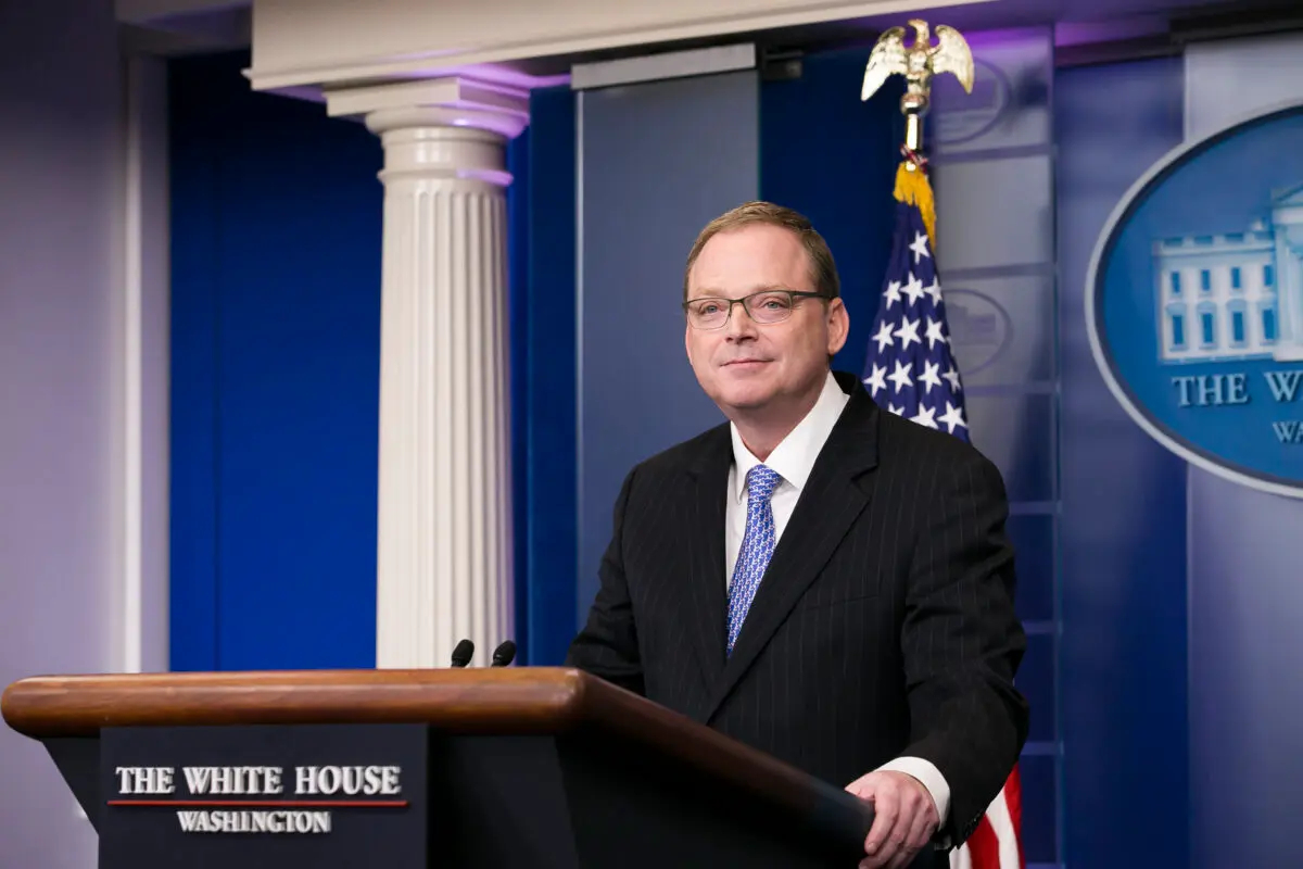 Kevin Hassett, presidente del consejo de asesores económicos, habla en la sesión informativa de la Casa Blanca en Washington el 17 de noviembre de 2017. (Charlotte Cuthbertson/The Epoch Times)