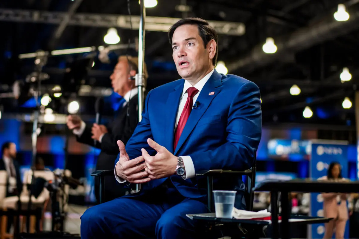 El senador Marco Rubio (R-Fla.) habla con los periodistas en el centro de archivo de medios y sala de prensa del Centro de Convenciones de Pensilvania el 10 de septiembre de 2024. (Madalina Vasiliu/The Epoch Times)