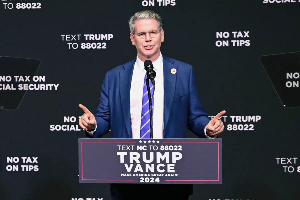 El inversor Scott Bessent habla sobre economía en Asheville, Carolina del Norte, el 14 de agosto de 2024. (Matt Kelley/Foto AP)