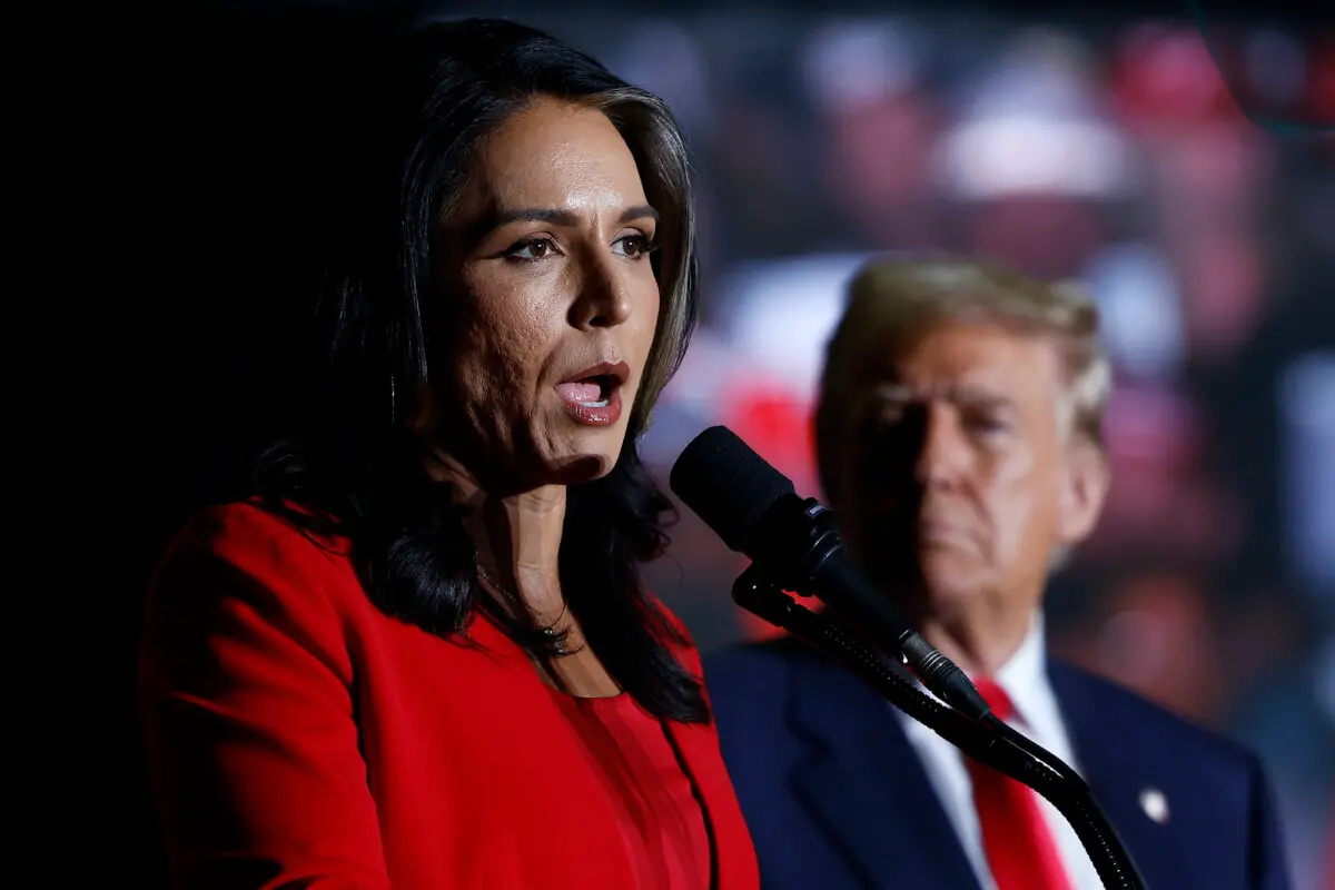 La exrepresentante estadounidense por Hawái Tulsi Gabbard habla mientras el expresidente de Estados Unidos Donald Trump escucha durante un mitin en el Greensboro Coliseum el 22 de octubre de 2024, en Greensboro, Carolina del Norte. (Anna Moneymaker/Getty Images)