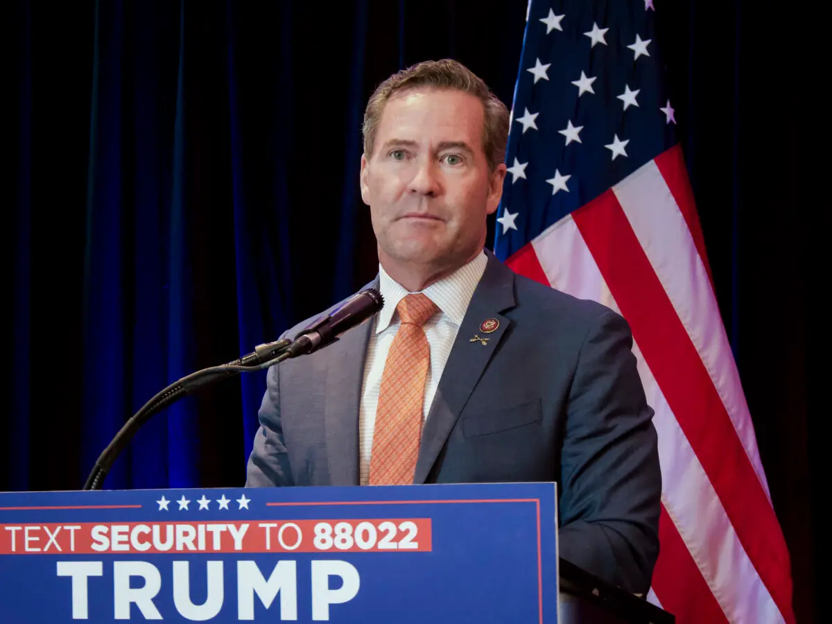 El representante Mike Waltz (R-Fla.) habla en una rueda de prensa de la campaña de Trump en el Hotel Trump de Chicago el 21 de agosto de 2024. (Travis Gillmore/The Epoch Times)