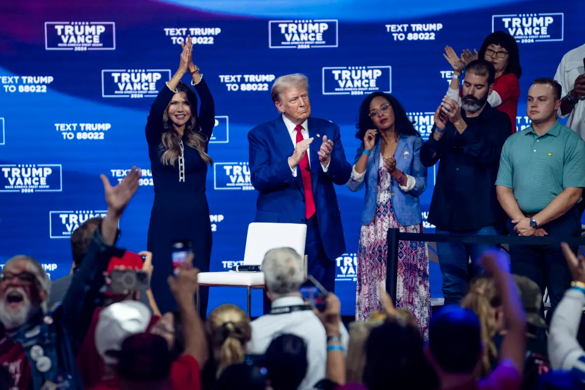 La gobernadora de Dakota del Sur, Kristi Noem (izda.), y el candidato presidencial republicano, el expresidente Donald J. Trump (dcha.), durante un acto en el Greater Philadelphia Expo Center & Fairgrounds de Oaks, Pensilvania, el 14 de octubre de 2024. (Madalina Vasiliu/The Epoch Times)