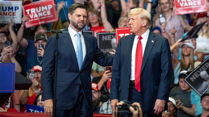 El candidato republicano a la vicepresidencia, el senador JD Vance (izda.), y el expresidente Donald J. Trump (dcha.) llegan a un mitin en el Van Andel Arena de Grand Rapids, Michigan, el 20 de julio de 2024. (Madalina Vasiliu/The Epoch Times)