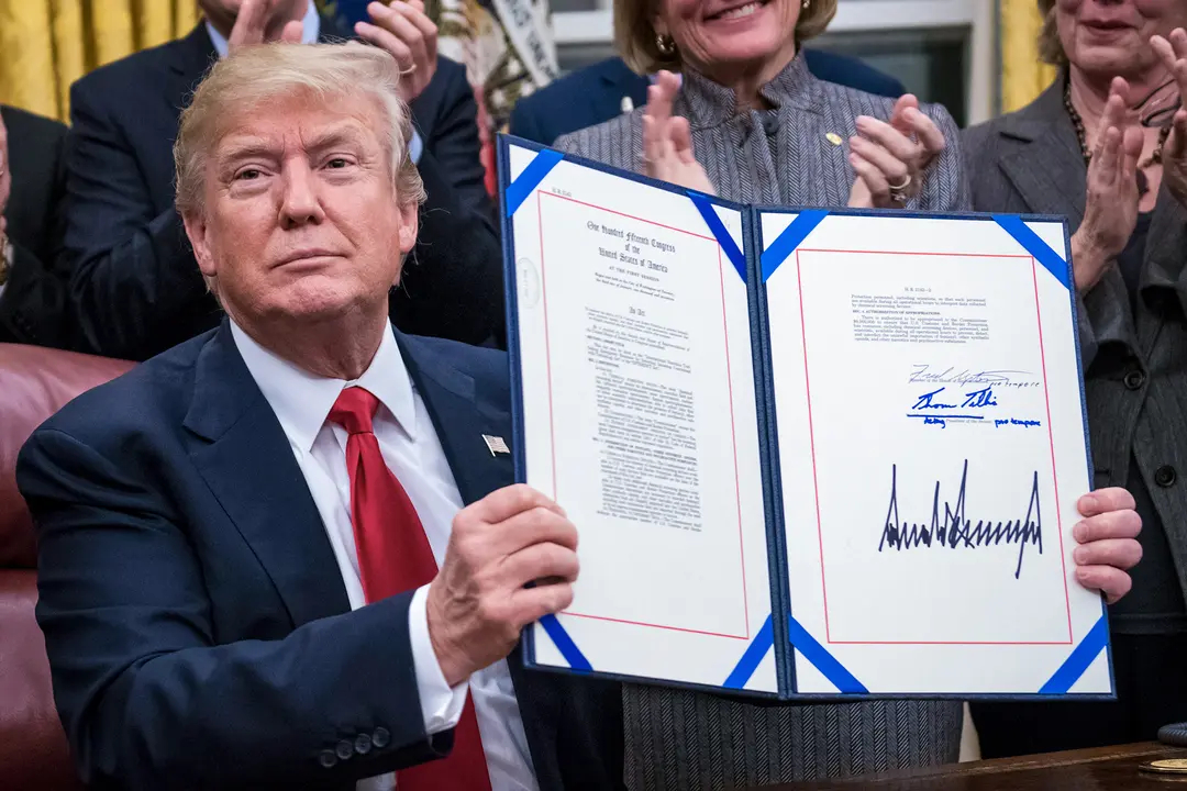 El presidente Donald Trump firma un proyecto de ley bipartidista para detener el flujo de opioides a Estados Unidos, en la Oficina Oval el 10 de enero de 2018. (Ron Sachs-Pool/Getty Images)