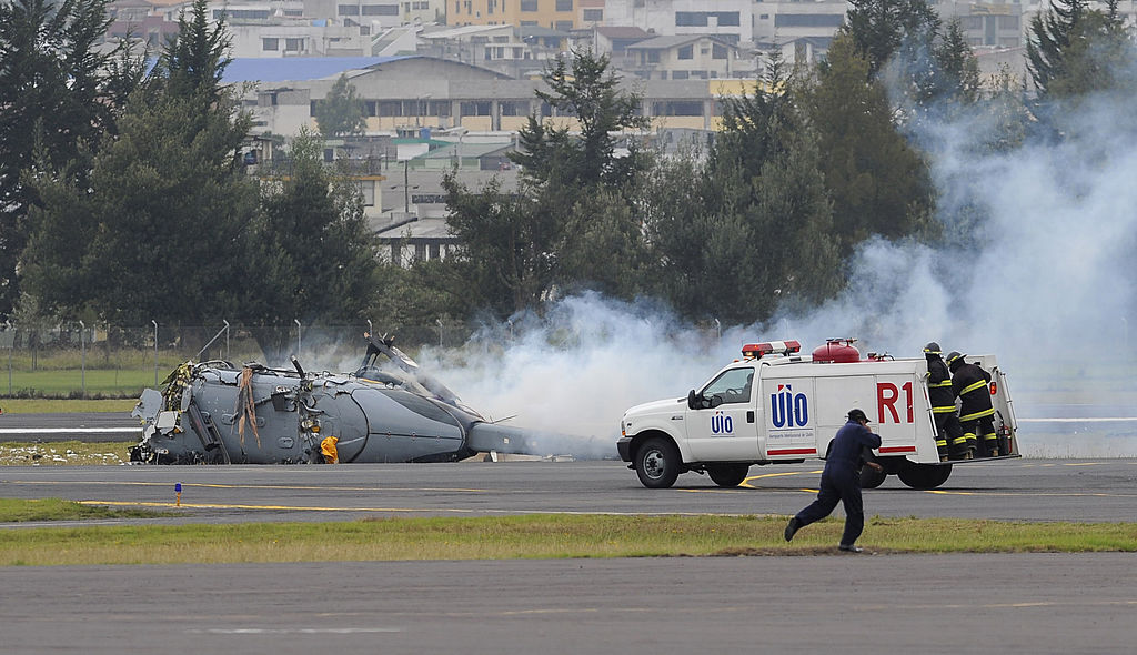 Mueren dos pilotos militares al estrellarse avioneta en una zona poblada de Ecuador