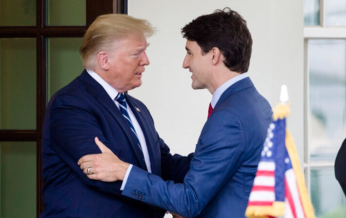 El presidente Donald Trump (izq.) saluda al primer ministro canadiense Justin Trudeau a su llegada a la Casa Blanca, el 20 de junio de 2019. (Alex Brandon/AP Photo)