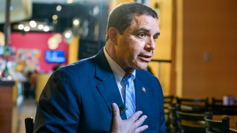 Representante Henry Cuellar (D-Texas) da una entrevista en Laredo, Texas, el 9 de octubre de 2019. (Verónica Cárdenas/Reuters)