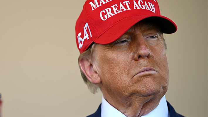 El presidente electo de Estados Unidos, Donald Trump, asiste al lanzamiento del sexto vuelo de prueba del cohete SpaceX Starship el 19 de noviembre de 2024 en Brownsville, Texas. (Brandon Bell/Getty Images)