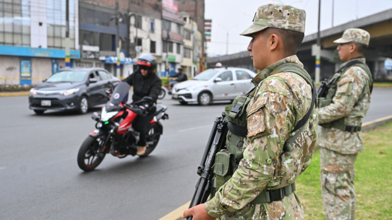 Soldados hacen guardia en las calles de Lima (Perú) el 23 de octubre de 2024. (Cris Bouroncle/AFP vía Getty Images)