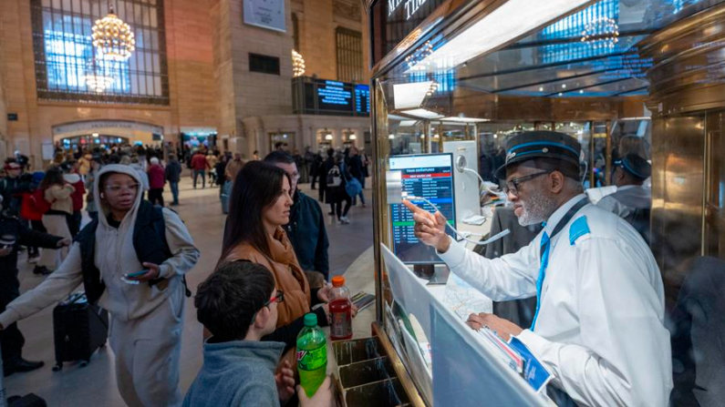 Pasajeros compran sus billetes de tren este miércoles 27 de noviembre de 2024 en la estación Gran Central de Nueva York (EE. UU.). EFE/Ángel Colmenares