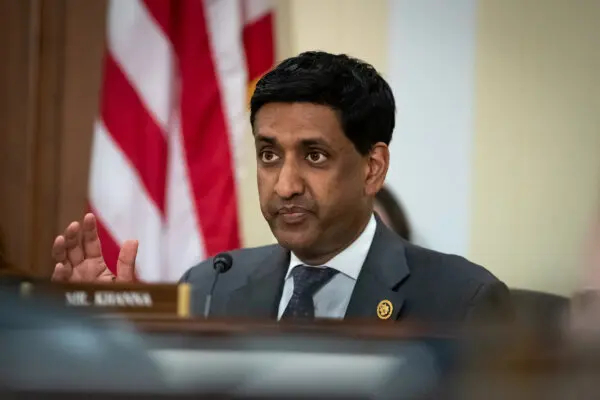 El representante Ro Khanna (D-Calif.) habla en Washington el 11 de junio de 2024. Khanna respondió al anuncio del gobernador Gavin Newsom el 25 de noviembre de crear un nuevo programa de reembolso para vehículos eléctricos que podría excluir a Tesla, diciendo que la política debería quedar al margen del sector manufacturero del estado. (Allison Bailey/Middle East Images/Middle East Images vía AFP)