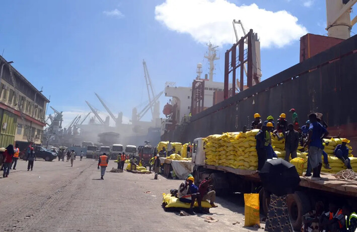 El puerto de Conakry, la capital y mayor ciudad de Guinea, el 24 de septiembre de 2013. Guinea es el mayor productor mundial de bauxita y posee cantidades inexplotadas de diamantes, oro, cobre, uranio y mineral de hierro. (Cellou Binani/AFP/Getty Images)