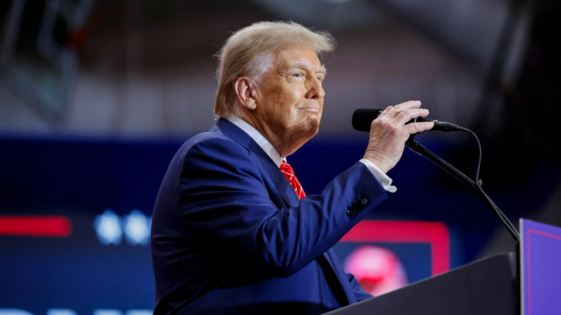 Donald Trump habla a sus seguidores durante un acto de campaña en el Rocky Mount Event Center de Rocky Mount, Carolina del Norte, el 30 de octubre de 2024. (Chip Somodevilla/Getty Images)
