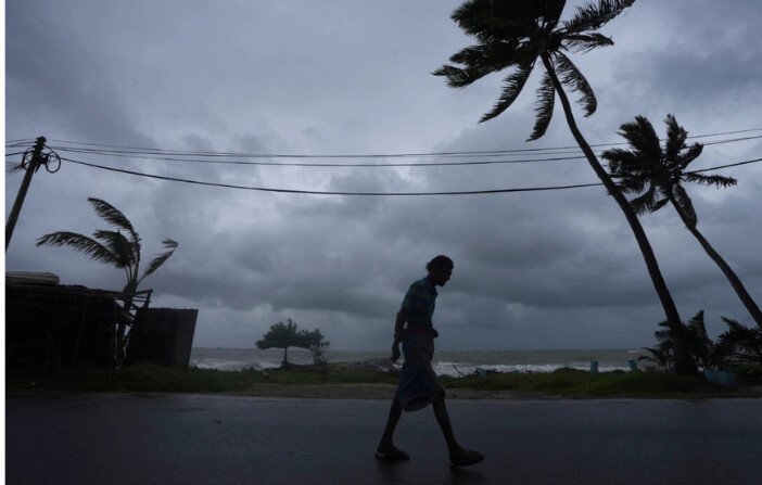 Nubes oscuras se ciernen mientras un hombre camina por una calle de Colombo, Sri Lanka, miércoles 27 de noviembre de 2024. (Eranga Jayawardena/Foto AP). 