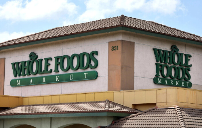 El logotipo de Whole Foods se muestra en una tienda Whole Food en Glendale, California, el 16 de septiembre de 2024. (Mario Tama/Getty Images).