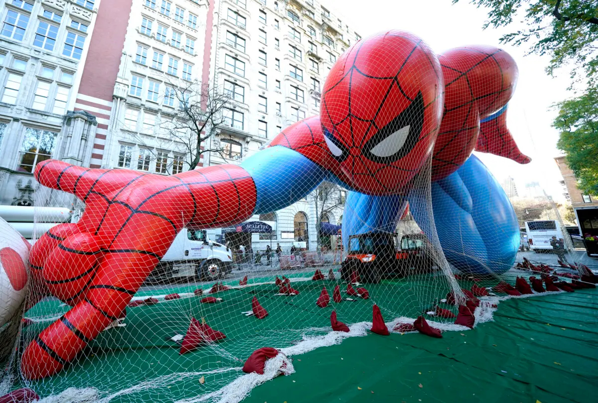 El Hombre Araña se prepara durante el inflado de globos del Desfile de Acción de Gracias de Macy's de 2024, la víspera del desfile en Nueva York, el 27 de noviembre de 2024.( Timonthy A. Clary/AFP vía Getty Images)