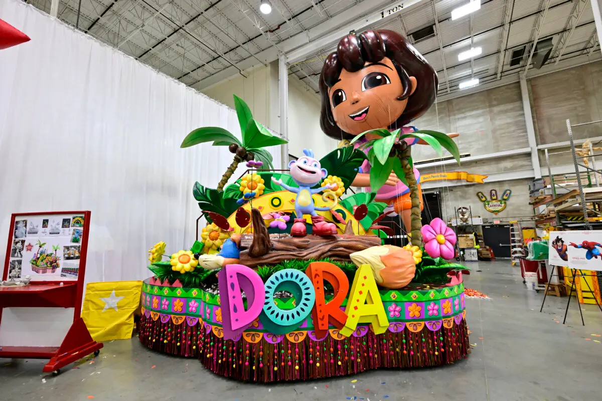 Carroza Dora's Fantastical Rainforest de Dora-Nickelodeon durante el desfile del Día de Acción de Gracias de Macy's Studio Day 2024 en Moonachie, Nueva Jersey, el 19 de noviembre de 2024. (Eugene Gologursky/Getty Images para Macy's)