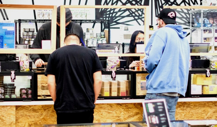 Los clientes compran productos de marihuana en un dispensario de cannabis en Santa Ana, California, el 18 de febrero de 2021. (John Fredricks/The Epoch Times)