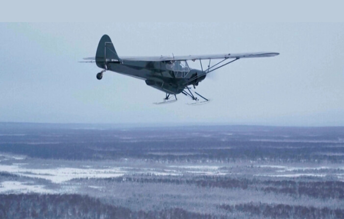 ¡Es un pájaro! ¡Un avión! En Alaska, son las dos cosas, con un piloto lanzando pavos a casas rurales