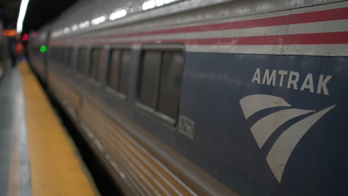 Un tren de Amtrak en la estación de tren de Moynihan, Nueva York, 27 de noviembre de 2024. (Oliver Mantyk/Epoch Times)