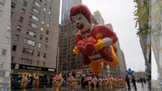 Desfile de Acción de Gracias de Macy’s inicia bajo la lluvia, un siglo después de su primer paso por NY