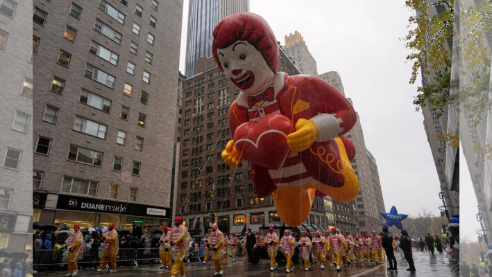 Los maniobristas tiran del globo de Ronald McDonald por la Sexta Avenida durante el desfile de Acción de Gracias de Macy's, en Nueva York, el 28 de noviembre de 2024. (Julia Demaree Nikhinson/Foto AP).