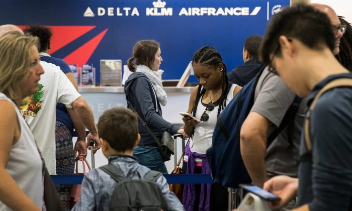 Viajeros hacen cola en el mostrador de facturación de Delta en el aeropuerto de LaGuardia, en Nueva York, el 8 de agosto de 2016. Drew Angerer/archivo/Getty Images)