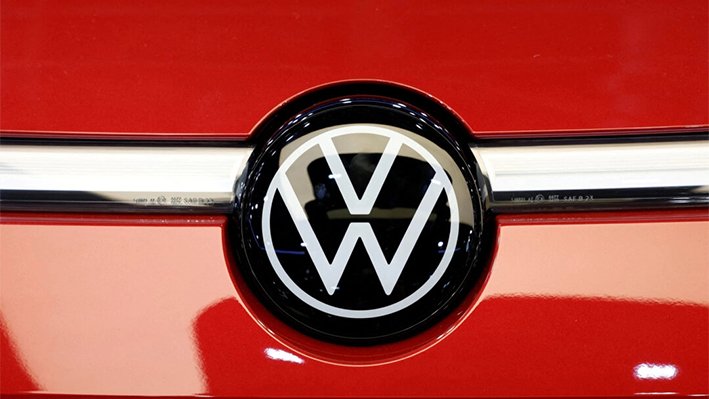 Un logotipo de Volkswagen en el Salón del Automóvil de París 2024, en Francia, el 15 de octubre de 2024. (Benoit Tessier/Reuters)