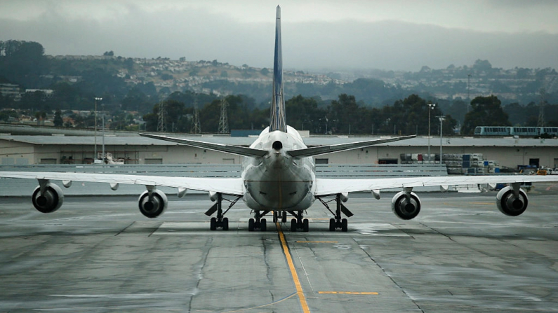 Un avión en la pista del Aeropuerto Internacional de San Francisco, California, el 10 de junio de 2015. (Justin Sullivan/Getty Images)