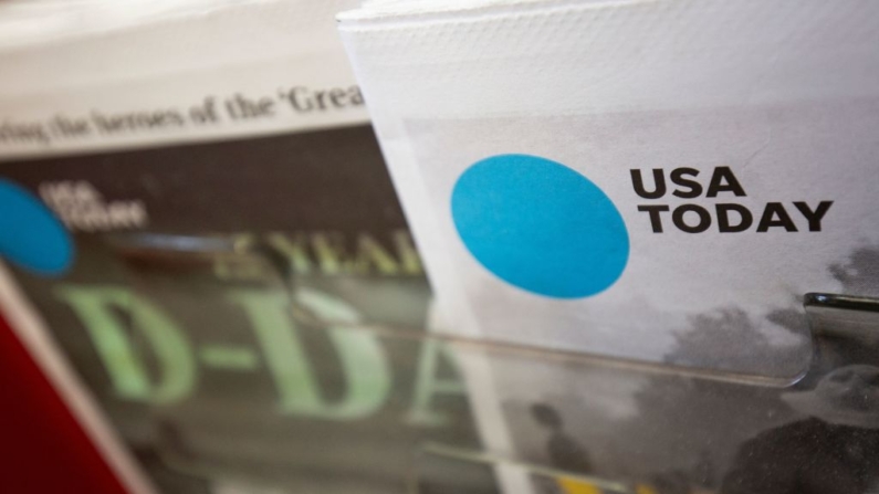 La portada de una edición especial del periódico USA Today en una tienda de conveniencia en Washington, DC, el 6 de agosto de 2019. (Alastair Pike/AFP vía Getty Images)