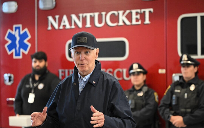 El presidente Joe Biden habla con los periodistas durante su visita al Departamento de Bomberos de Nantucket, en Nantucket, Massachusetts, el 28 de noviembre de 2024. (Mandel Ngan/AFP/Getty Images)